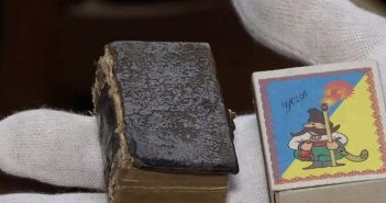 У Львові показали, як реставрують найменшу у світі Біблію