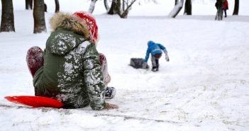 діти санки сніг сани санчата зима