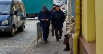 Львівська бабуся, яка чекає рідних на вулиці Коперника, 32