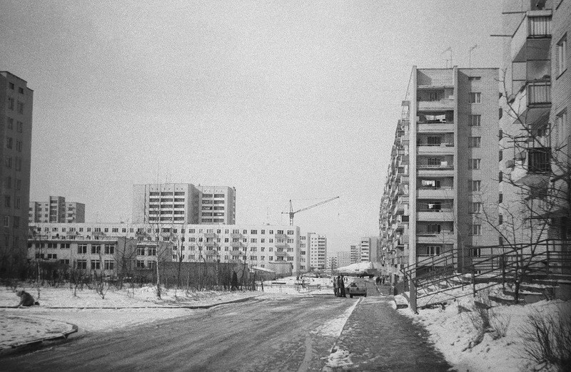На двох фото можна побачити будівельні крани – зводять універмаг “Львів”. Фотографії зроблені у 1977 році, універмаг запрацював в середині 80-х років.