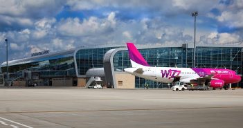 літак WizzAir в міжнародному аеропорту "Львів"