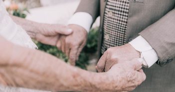 Пара влаштувала весільну фотосесію після 60 років спільного життя одруження старість літні люди весілля дідусь бабуся щастя злагода вік