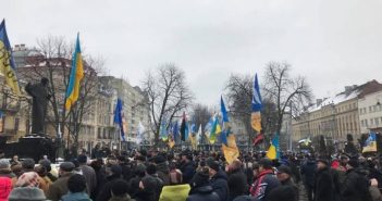 Прихильники Саакашвілі вийшли на акцію проти Порошенка у центрі Львова (ФОТО, ВІДЕО)