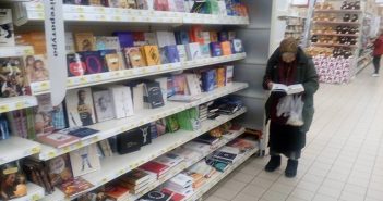 Бабуся протягом 15 років читає книги в столичному супермаркеті (фото)