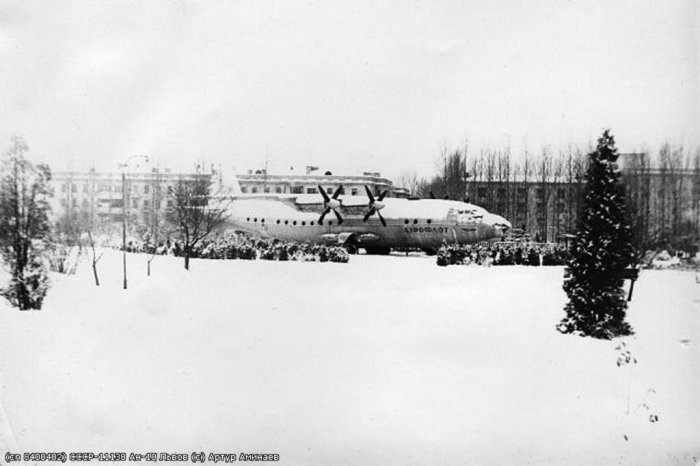 Кінотеатр в парку Боднарівка, в сумнозвісному літаку марки Ан-10