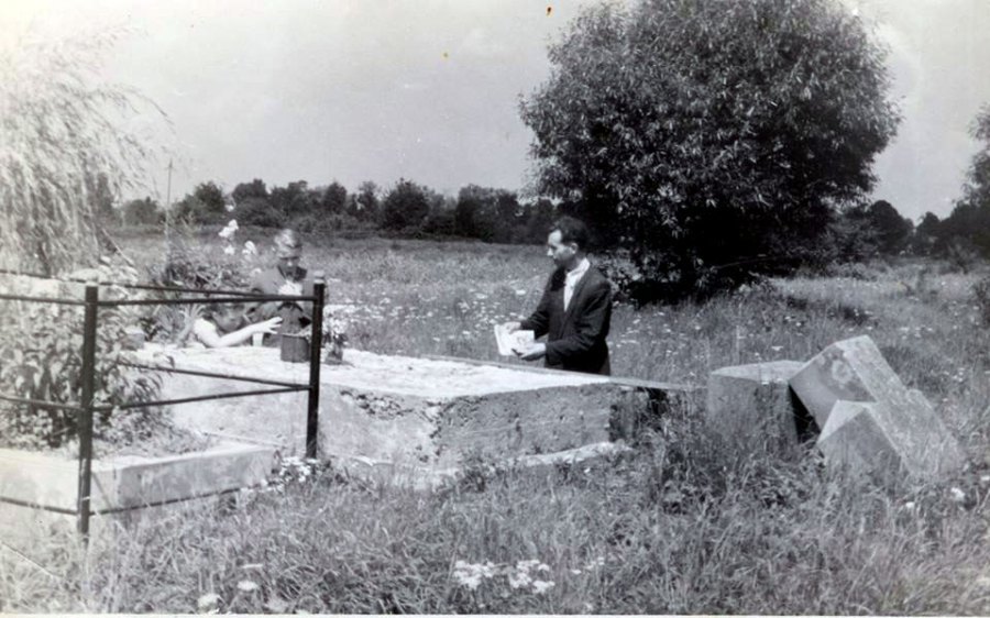Могила єпископа Миколи Чарнецького на Кульпарківському кладовищі. Фото 1960-х рр.