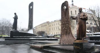 У центрі Львова з’явився мініатюрний Тарас Шевченко (Фото)