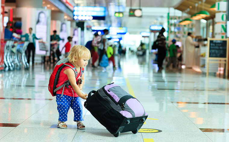 дитина валіза аеропорт