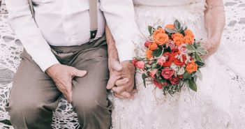 Пара влаштувала весільну фотосесію після 60 років спільного життя одруження старість літні люди весілля дідусь бабуся щастя злагода вік