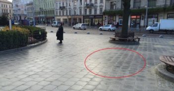 На цьому місці у самому центрі Львова 19-річний студент загинув у результаті неспровокованого нападу агресивної компанії. Його безпосередній вбивця все ще чекає вироку суду