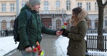 Львів’янкам дарують паперові квіти замість первоцвітів