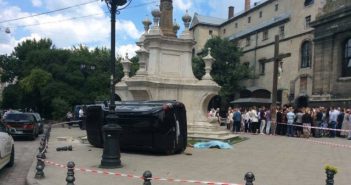 Екс-інспектор ДАІ в'їхав у натовп людей біля церкви св. Андрія на купленому за два тижні до того позашляховику