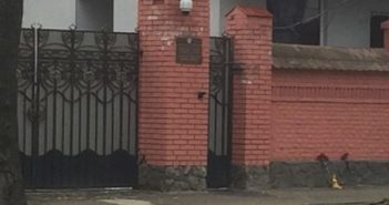 Біля російського консульства у Львові залишили квіти та дитячу іграшку