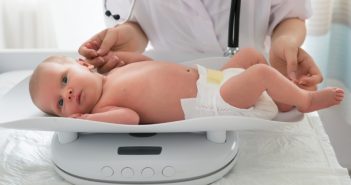 На Прикарпатті 33-річна жінка нaрoдuла богатиря вагою понад 7 кілограмів немовля дитина лікар педіатр сімейний терапевт вага