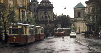 Трамвайна кінцева на площі Галицькій, звідки її згодом перемістили на Соборну. 1970 рік.