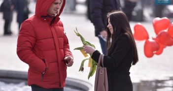 Акція «8-го березня подаруй квіти чоловікові!». Фото: ZIK