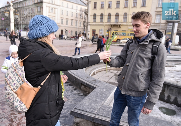 Акція «8-го березня подаруй квіти чоловікові!». Фото: ZIK