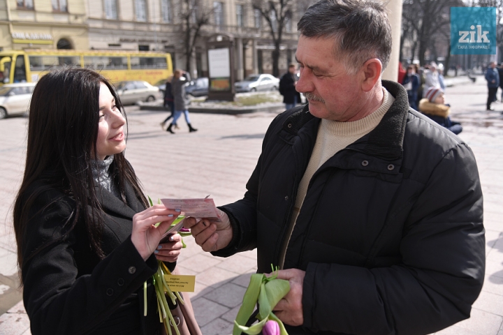 Акція «8-го березня подаруй квіти чоловікові!». Фото: ZIK