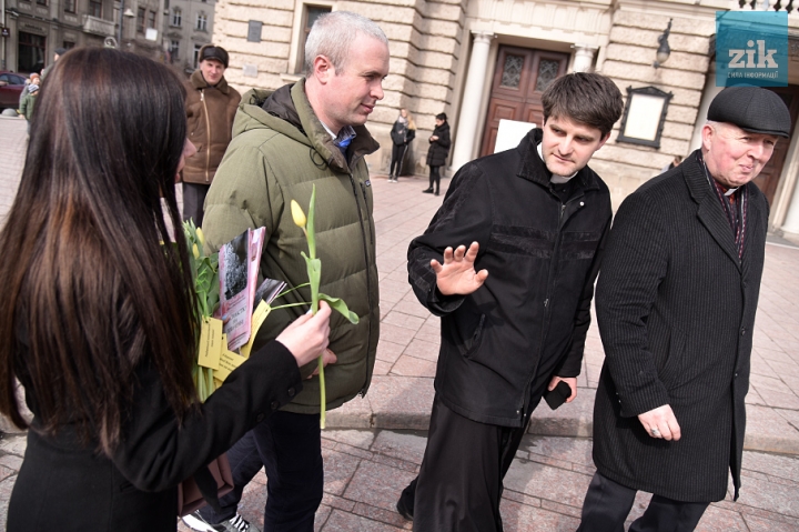 Акція «8-го березня подаруй квіти чоловікові!». Фото: ZIK