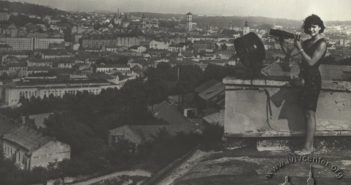 LVIVCENTER.ORG, ФОТОГРАФИНЯ НА ДАХУ. ТВОРЕЦЬ: НЕВІДОМИЙ. ДАТА: 1960-1991