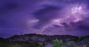 Блискавка над Кам’яною Могилою. CC BY-SA 4.0 © Анатолій Волков