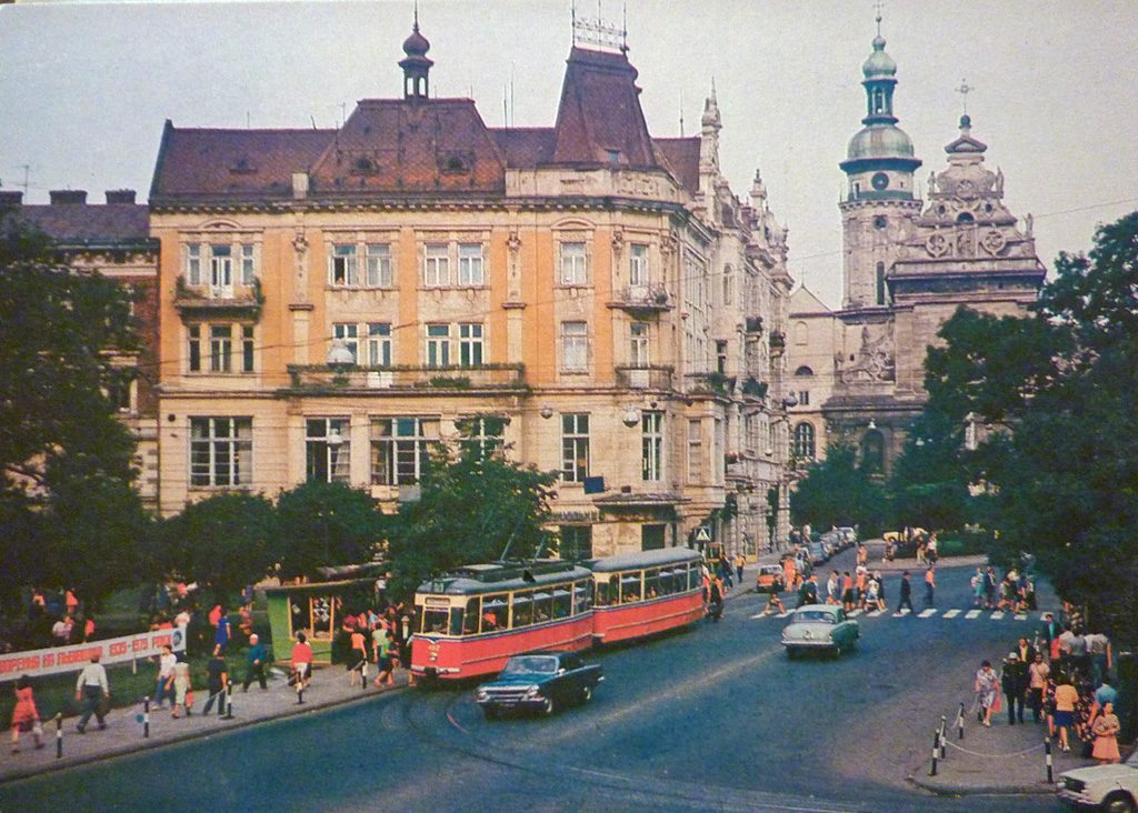 Трамвайна кінцева на площі Галицькій, звідки її згодом перемістили на Соборну. 1970 рік.