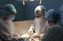 Ортопед-травматолог Олександр Корольков оперує дитину, в якої одна нога коротша за другу