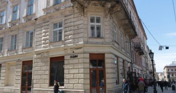 У Львові за проведені без дозволів перепланування у будинку на пл. Ринок, 11 компанію оштрафували на 170 тис. грн