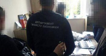 Працівників департаменту захисту економіки Нацполіції звинуватили у створенні фейкових приводів для затримання посадовців на хабарах