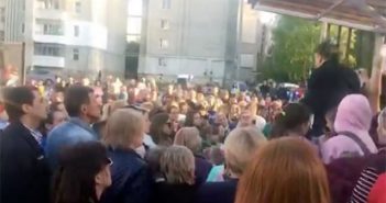 На акцію підтримки Мар'яни Батюк прийшло близько двох сотень мешканців Рясного