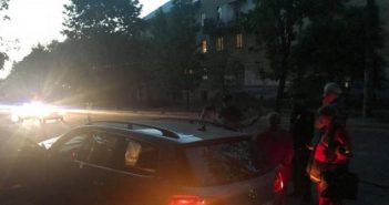 У Львові тролейбусна опора впала на проїжджаюче повз авто: водій помер на місці
