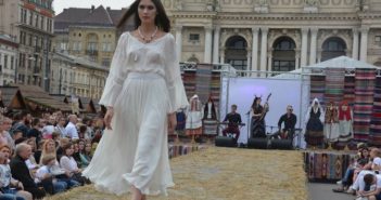 Fashion біля Опери. У Львові відбувся благодійний показ етно-одягу. Фото