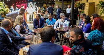 Як Порошенко, Садовий і компанія на площі Ринок каву пили: візит президента у фото