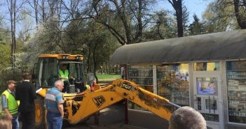 На Левандівці виконавці рішення виконкому ЛМР не змогли перенести МАФ, що розташований поблизу «Супутника» на вул. Повітряній, 22а © Khrystyna Protsak