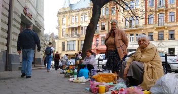 Стихійна торгівля у центрі Львова на кожному кроці