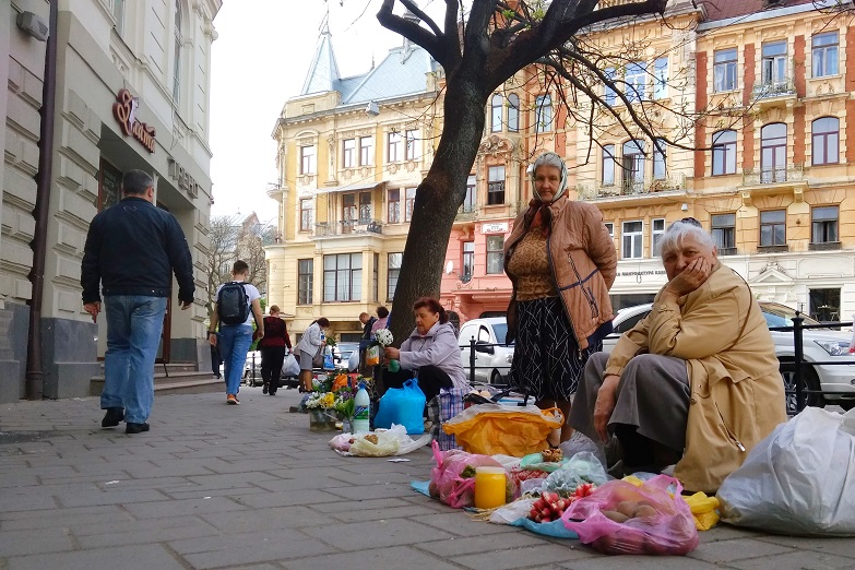 Стихійна торгівля у центрі Львова на кожному кроці