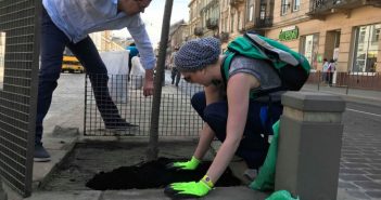 Як львів’яни рятували дерева від піскосуміші. Фоторепортаж