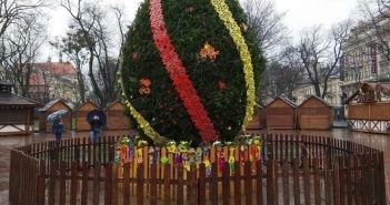 У центрі Львова встановили головну писанку міста (ФОТО)