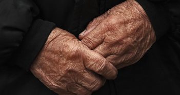 старість руки пенсія пенсіонер пенсіонерка
