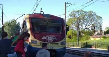 Пасажири блокують рух потягу у Пустомитах