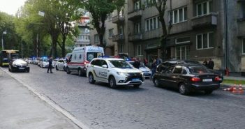 На місці події присутні медики та кілька екіпажів поліції