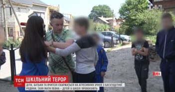 У школі під Львовом двоє братів залякують вчителів, б'ють однокласників та нападають на журналістів, - ВІДЕО