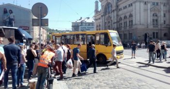 У центрі Львова на пішохідному переході автобус збив дівчину