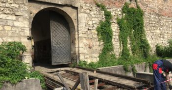 Фото дня: у Львові почали ремонт містка в Глинянській брамі