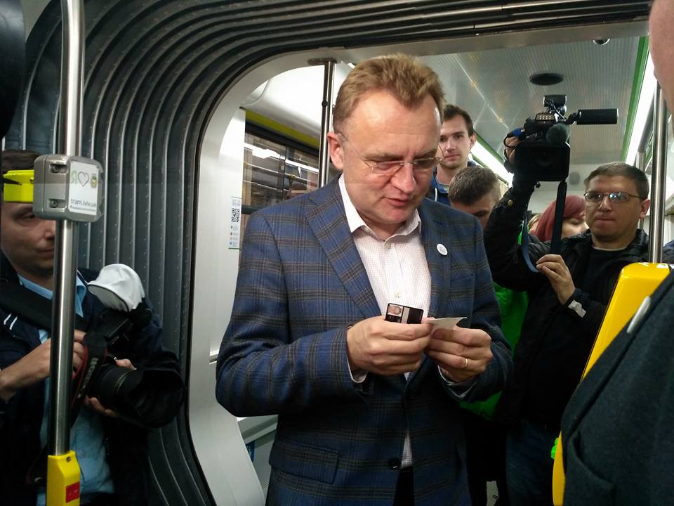 У Львові трамваї обладнали технологією безконтактної оплати проїзду