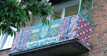 На Львівщині жінка прикрасила балкон оригінальним орнаментом із пластикових кришечок (фото)