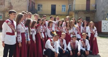Біля пам’ятника Степанові Бандері пенсіонерка приснула з перцевого балончика в обличчя випускниці