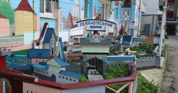 «Левандівський дворик» пенсіонера Юрія Краєвського у Львові