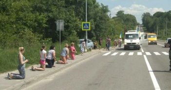 Мешканці Яворівщини на колінах зустріли тіло 22-річного бійця, який загинув на сході