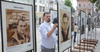 На площі Ринок відкрили фотовиставку про загиблих на війні
